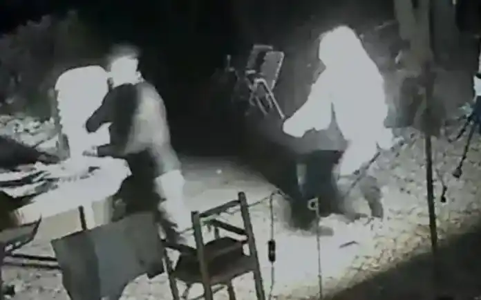 Una cámara de seguridad captó el crimen.