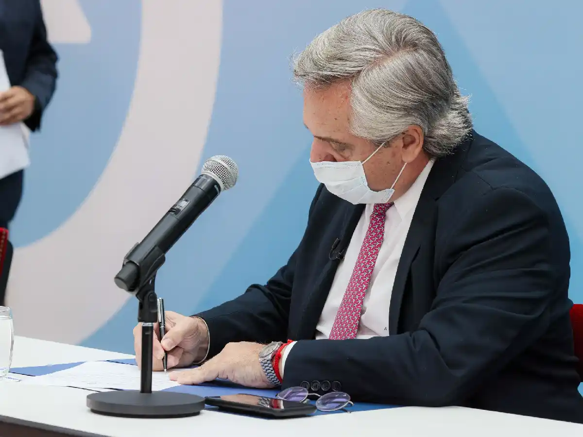 Alberto Fernández decretó cinco días de duelo nacional en homenaje a los 100 mil fallecidos por covid