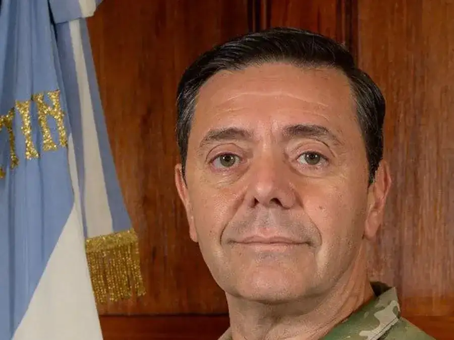 El Teniente General Carlos Presti, ministro de Defensa.
