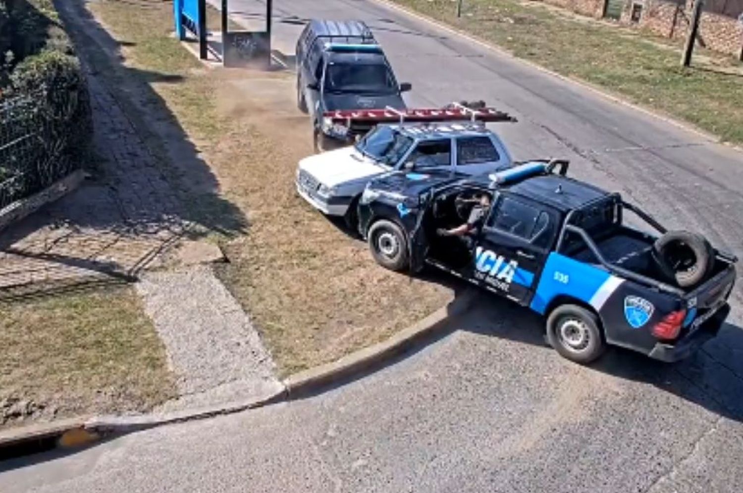 El momento en que los ladrones se vieron acorralados por la patrulla.