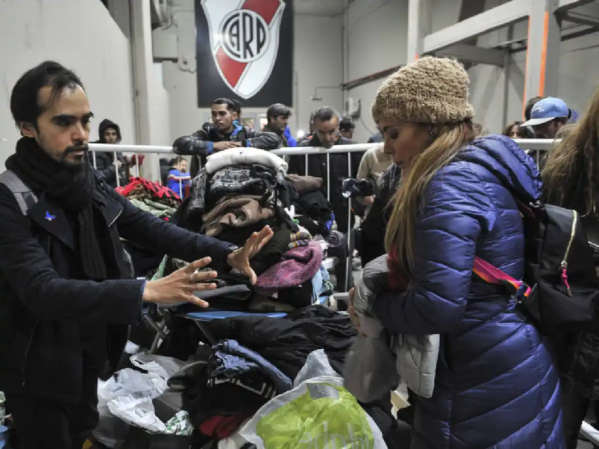 Más de 100 personas pasaron la noche en la cancha de River