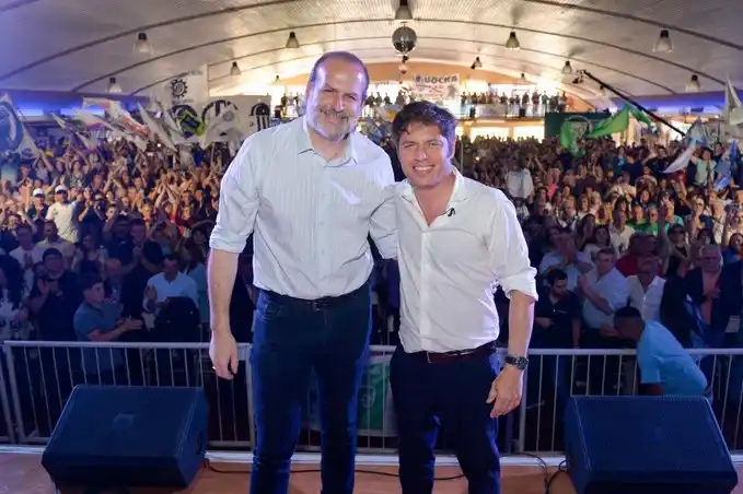 Federico Susbielles, intendente electo en Bahía Blanca, junto a Kicillof.
