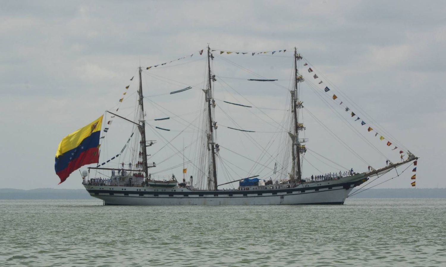 ¡CON CONTAMINACIÓN Y TODO! Armada venezolana y rusa conmemoran entre el «verdín» la Batalla del Lago