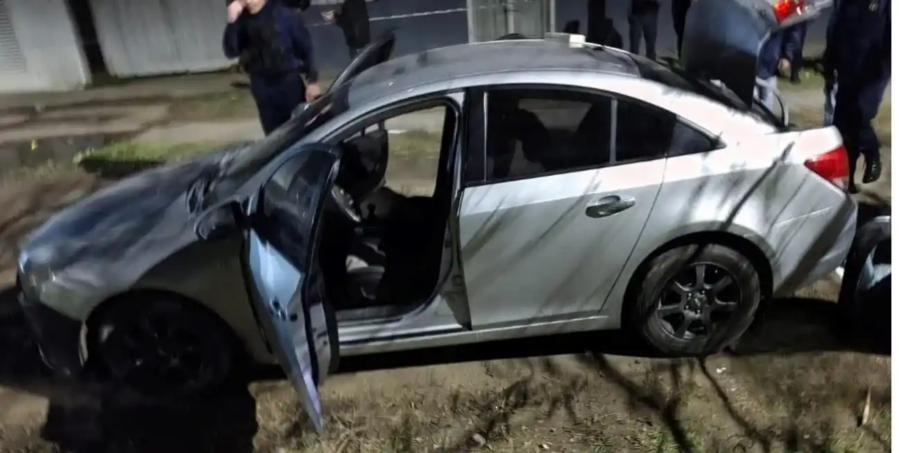 El Chevrolet Cruze robado en Santa Fe y hallado en Paraná.