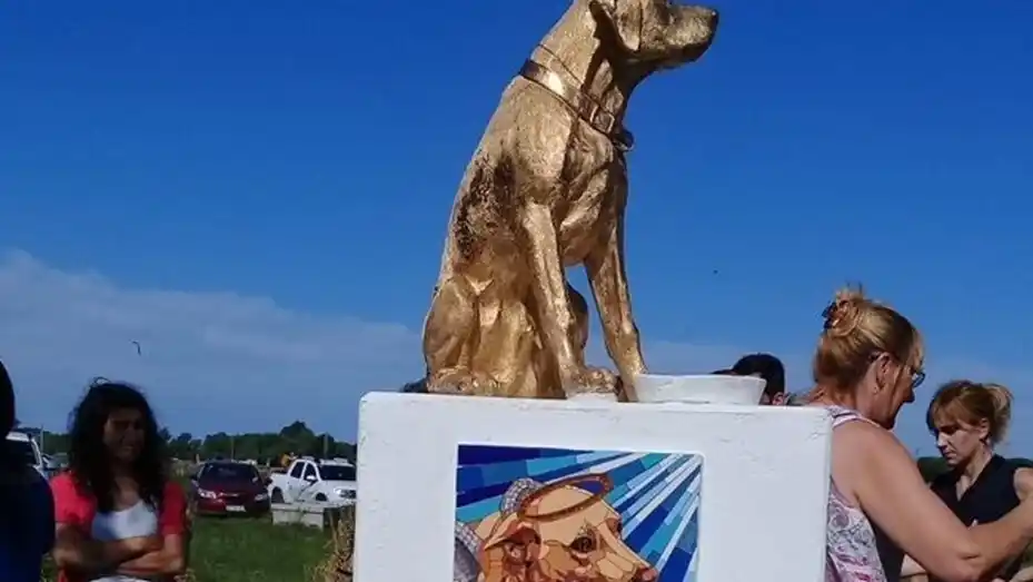 Inauguraron una estatua para “Rubio”, el perro brutalmente asesinado