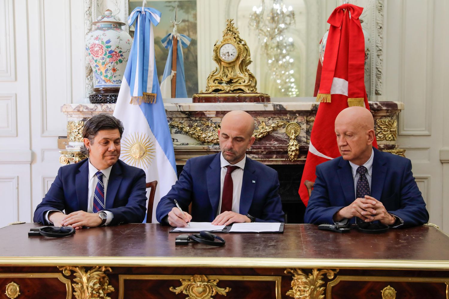 "Cielos Abiertos": Argentina firma acuerdo bilateral de frecuencias ilimitadas con Turquía