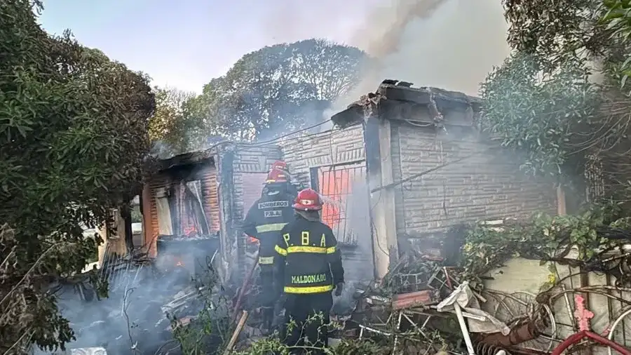 Una jubilada sufrió quemaduras leves en el incendio de una vivienda en Los Acantilados