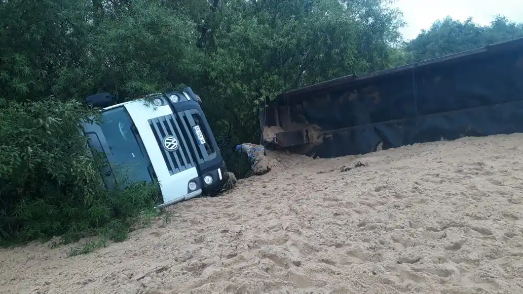 Volcó un camión que transportaba arena y complicó el tránsito 