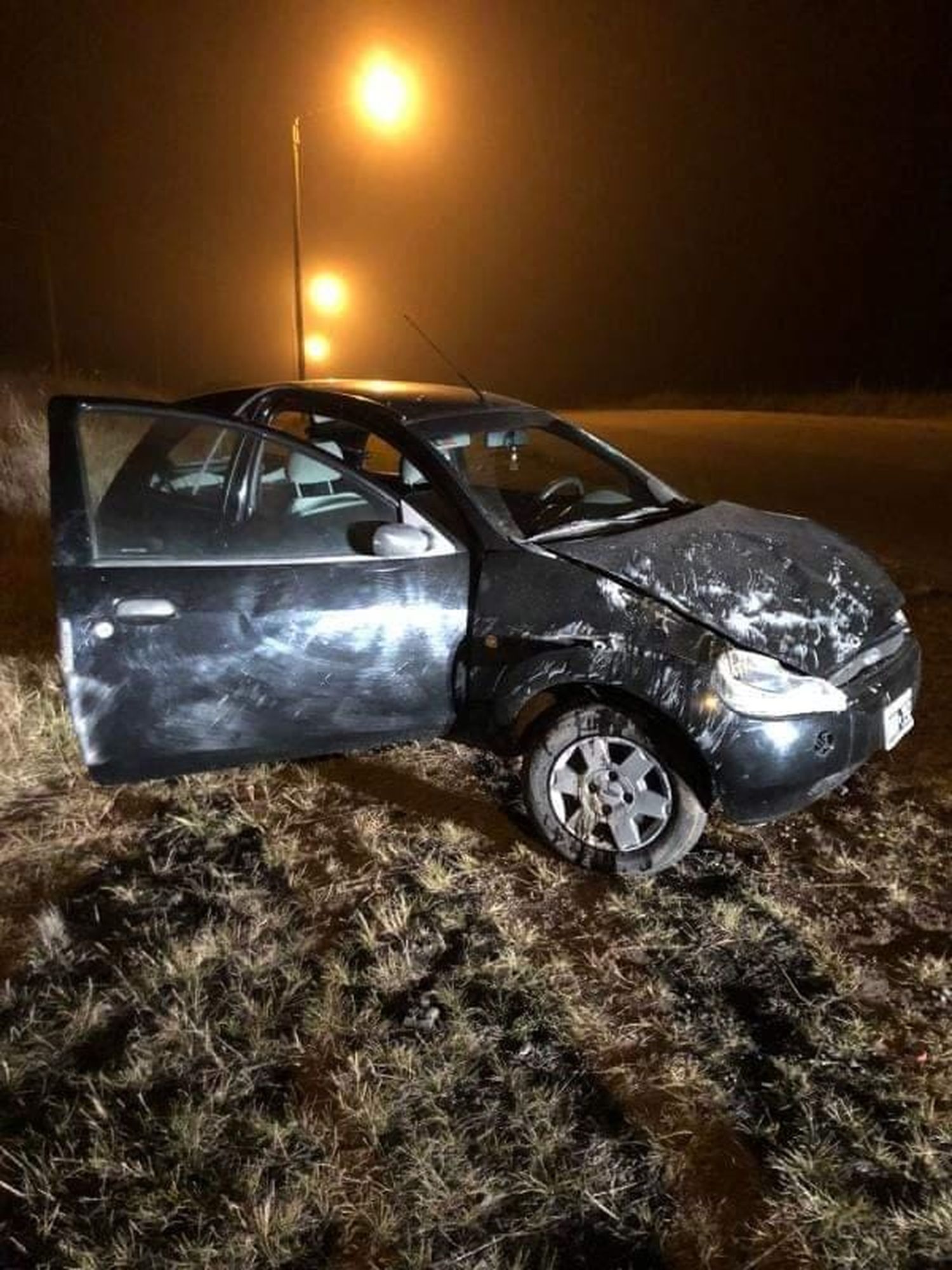 Una docente viajaba desde Juárez hacia Tandil, se encandiló con las luces de una camioneta y volcó