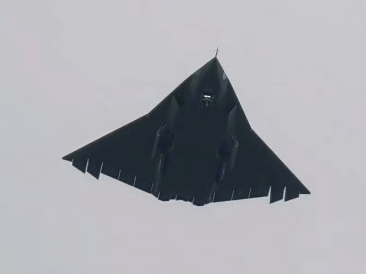 Nuevo vuelo del J-36, el caza pesado chino diseñado para la guerra del futuro