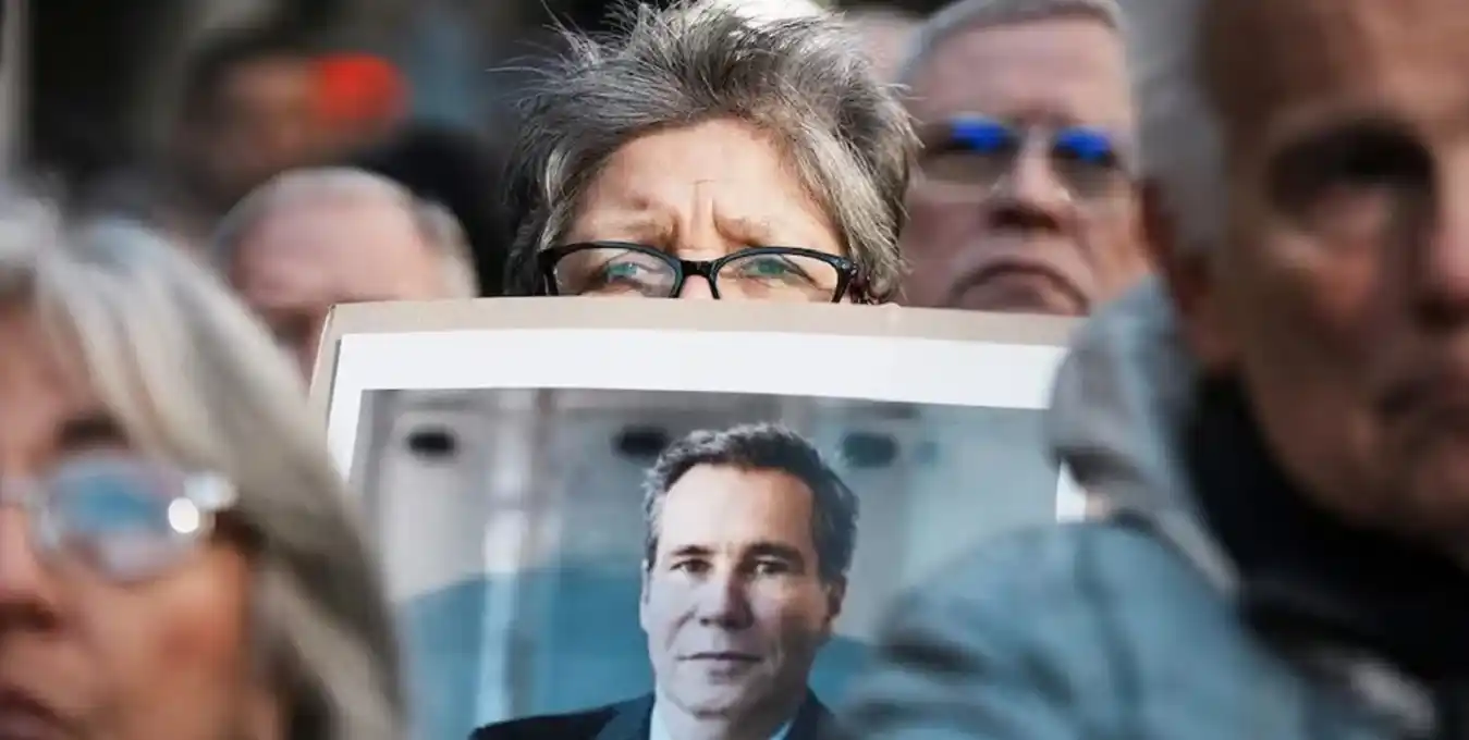 Una manifestante sostiene un cartel con la foto del fallecido fiscal Alberto Nisman.