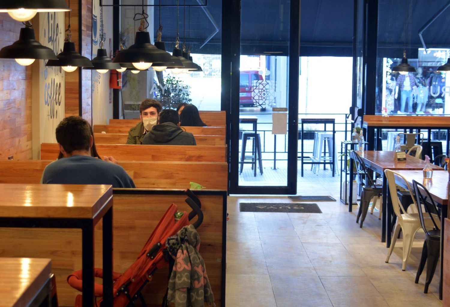 Pidieron al Ejecutivo que elimine el registro de datos personales en los restaurantes