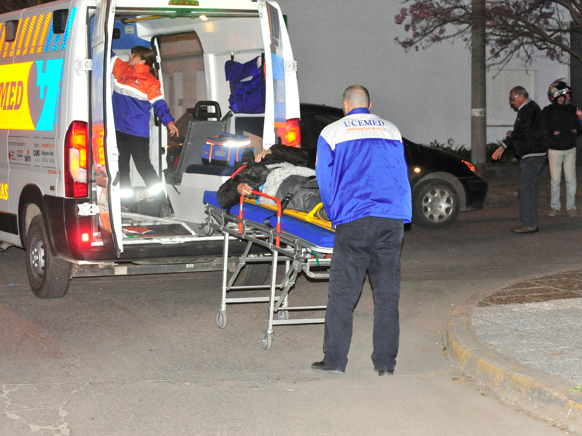 Una ciclista herida al chocar con un automóvil