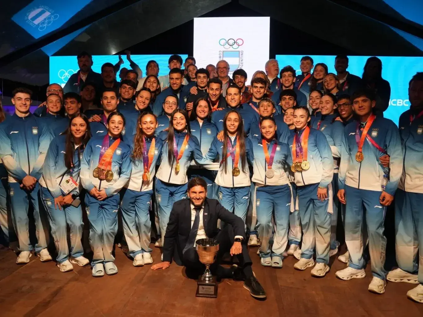 El gobernador Pullare homenajeó a los medallistas argentinas , entre ellos, a la rafaelina Emi Acosta.