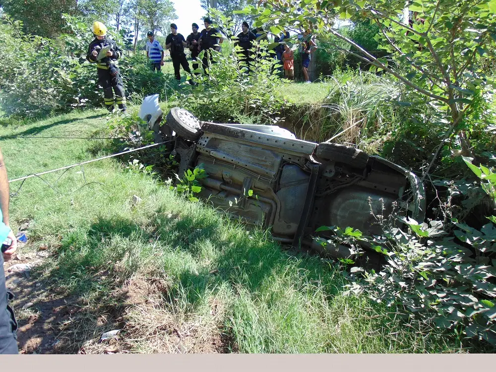 El automóvil Ford Ka quedó lateralizado en un cunetón.