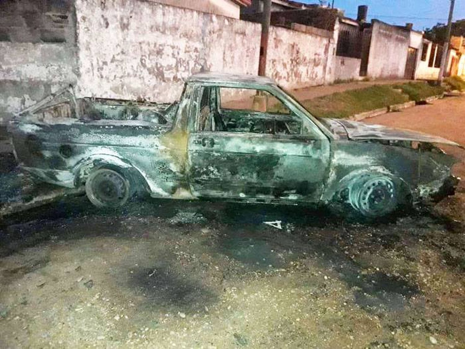 Habrían robado un vehículo y lo abandonaron incendiado en un barrio de Concordia