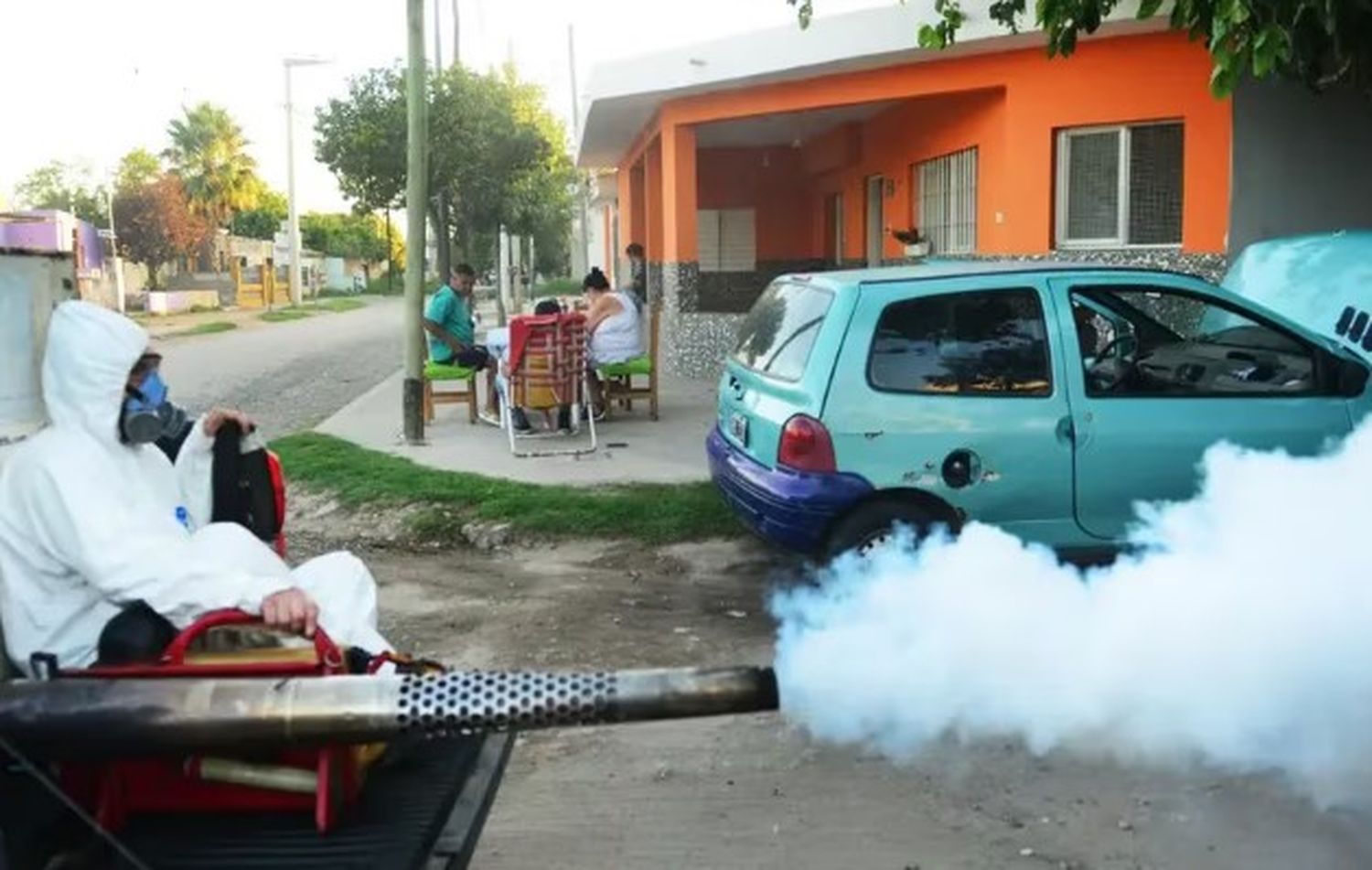 Fumigaciones conta mosquitos en los barrios de Córdoba.