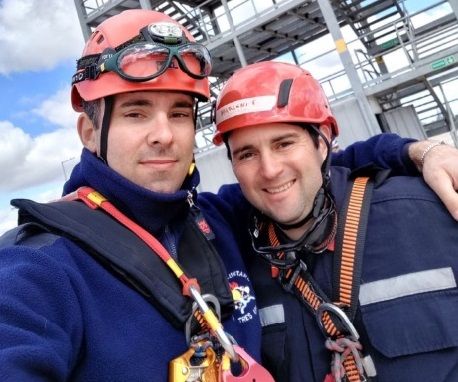 Le dieron cuerda a dos bomberos