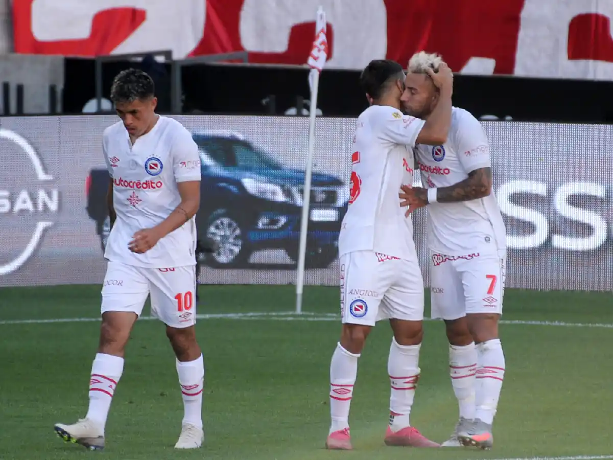 Argentinos festejó gracias a un golazo de Batallini