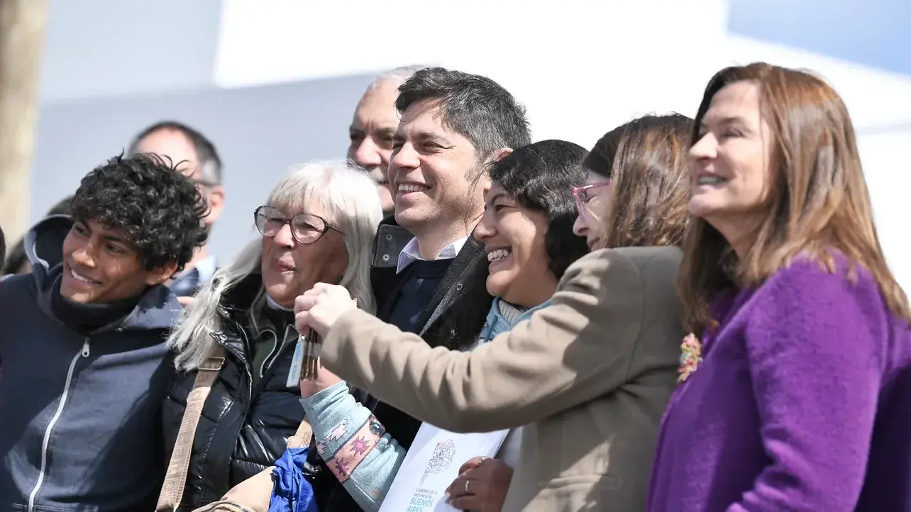 Kicillof junto a las personas que obtuvieron una vivienda en Melchor Romero.
