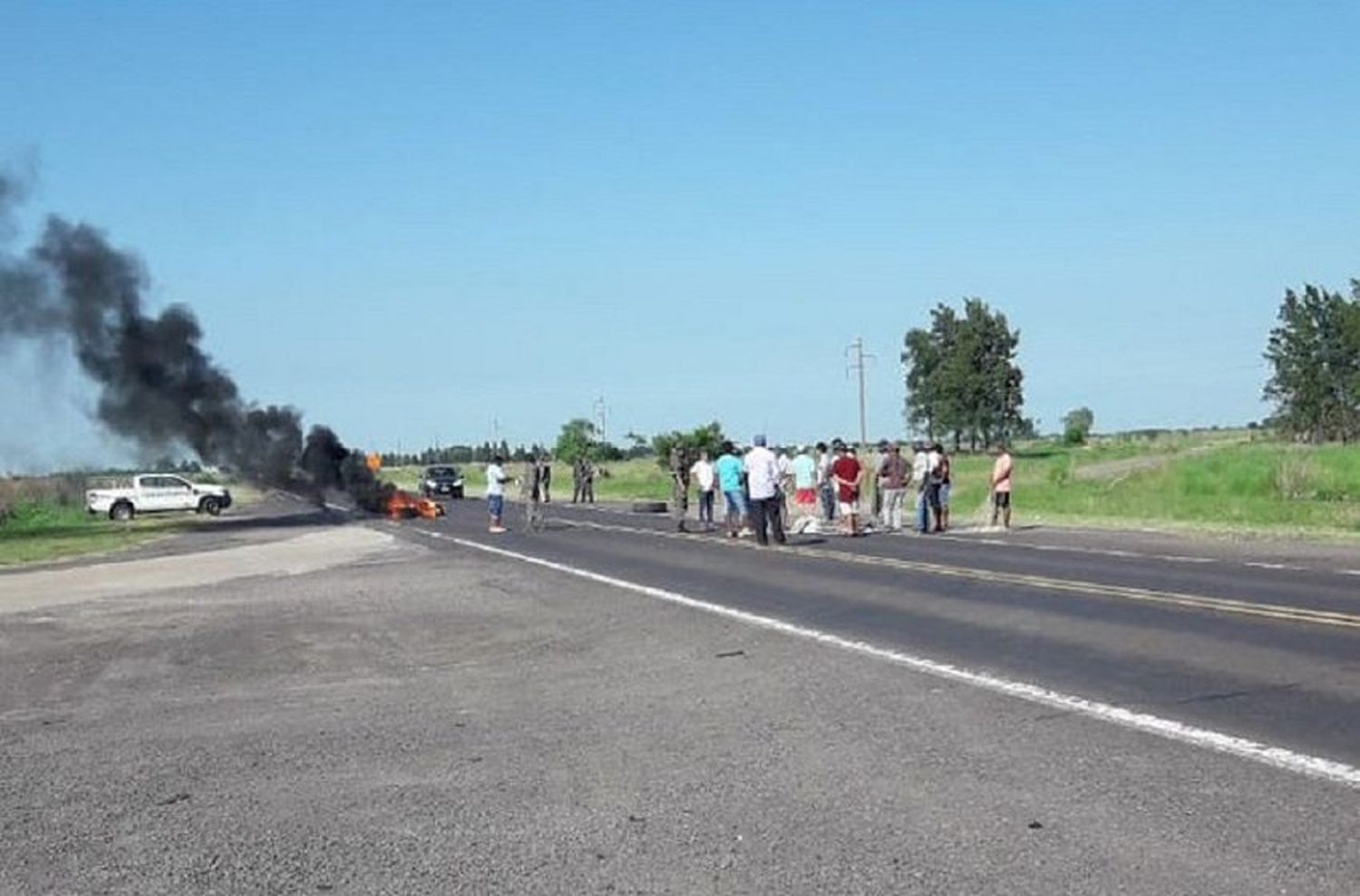 Pescadores cortaron el puente Rosario-Victoria para protestar contra la veda a la actividad