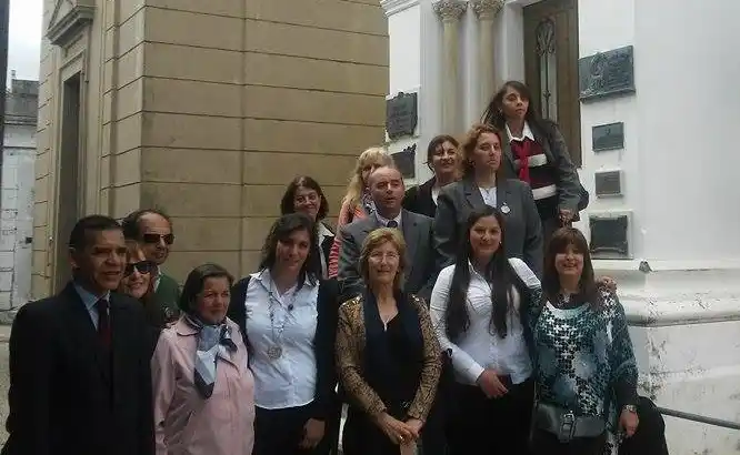Visita guiada al Cementerio con directivos, docentes y alumnos del Colegio Nacional