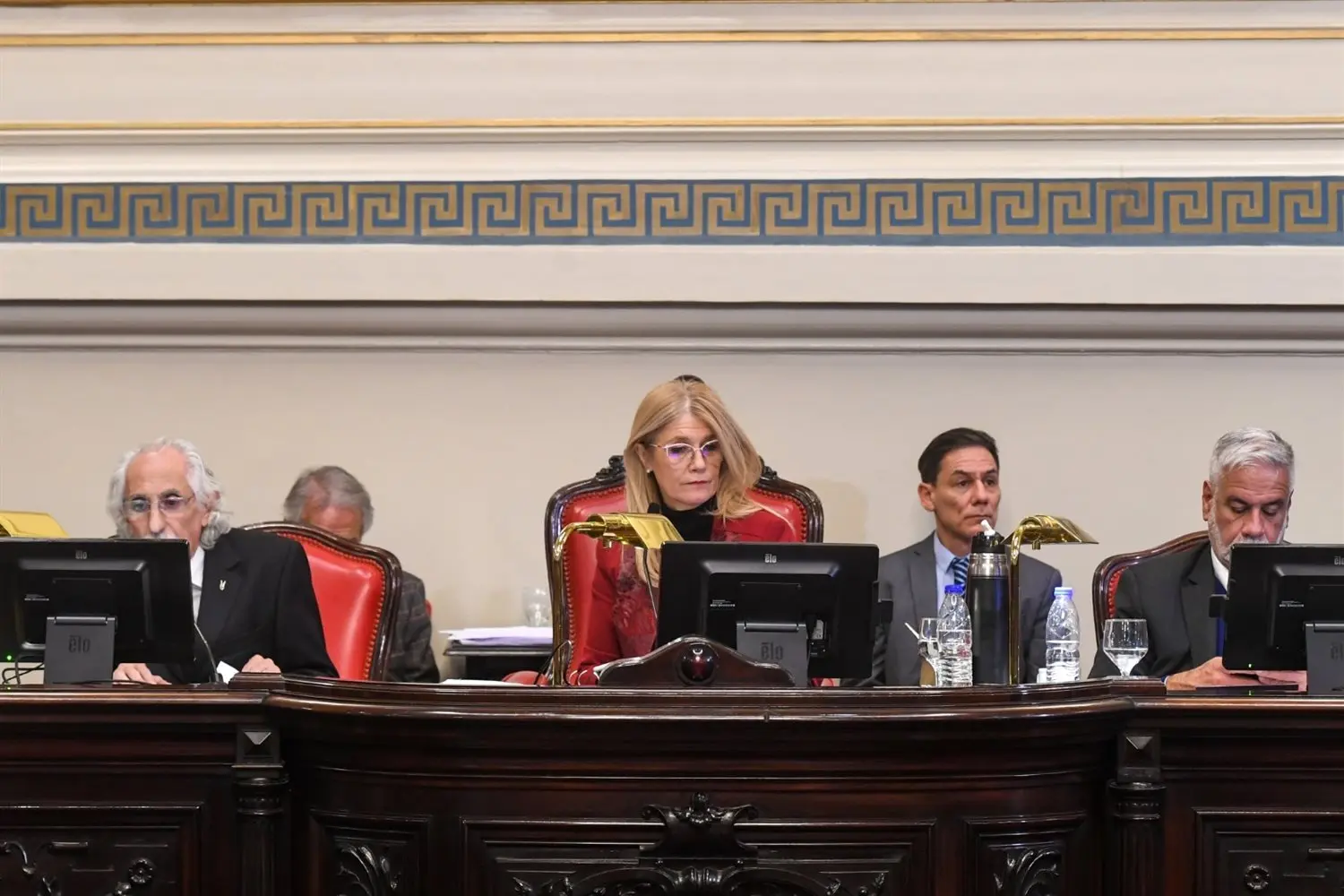 Verónica Magario desempató la votación y dio media sanción al proyecto que impulsa las reelecciones indefinidas.