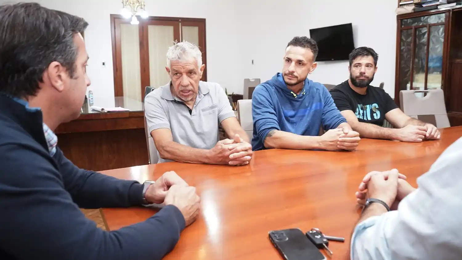 El intendente Arturo Rojas, junto a organizadores de "Golpe Solidario"
