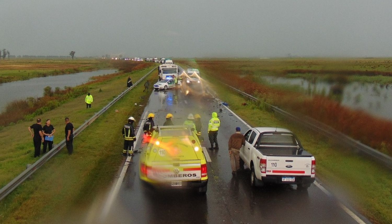 Rutas nacionales trágicas. El accidente de este miércoles en la mañana en RN 33 conmociona a la región. Crédito: Bomberos de Venado Tuerto.