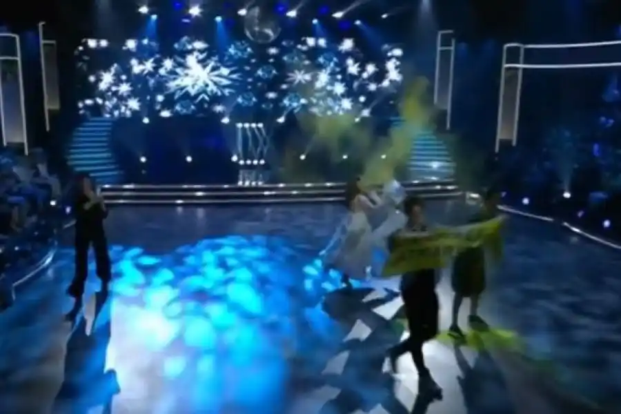 Video:  ambientalistas irrumpieron la final del "Bailando" sueco y fueron golpeados salvajemente ¡por una cámara!