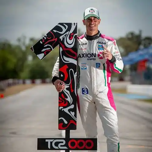 Pernía celebrando su título tras ser segundo en el Cabalén.