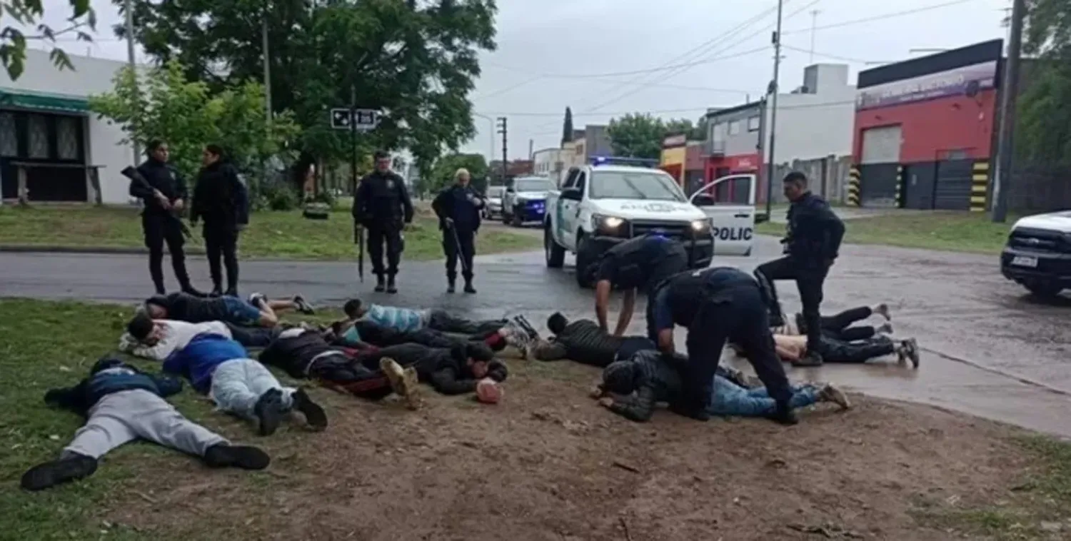 Tras el enfrentamiento, fueron detenidas 13 personas, entre ellos varios menores.