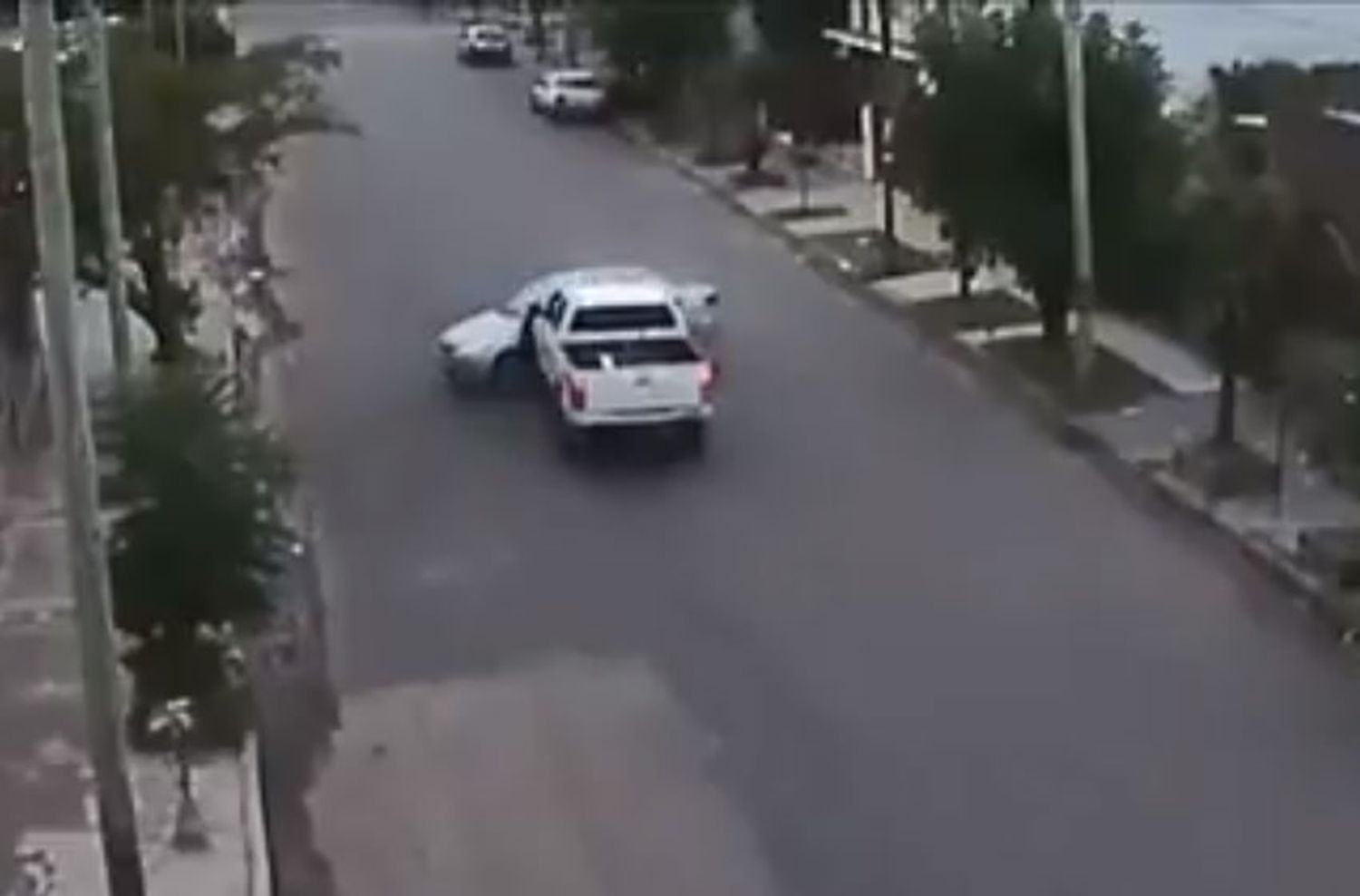 Piden colaboración para identificar una camioneta que chocó y se fugó