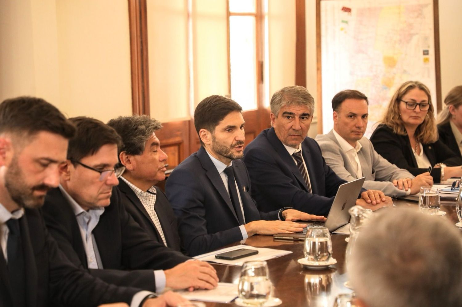 Primer encuentro  con la presencia del gobernador provincial.