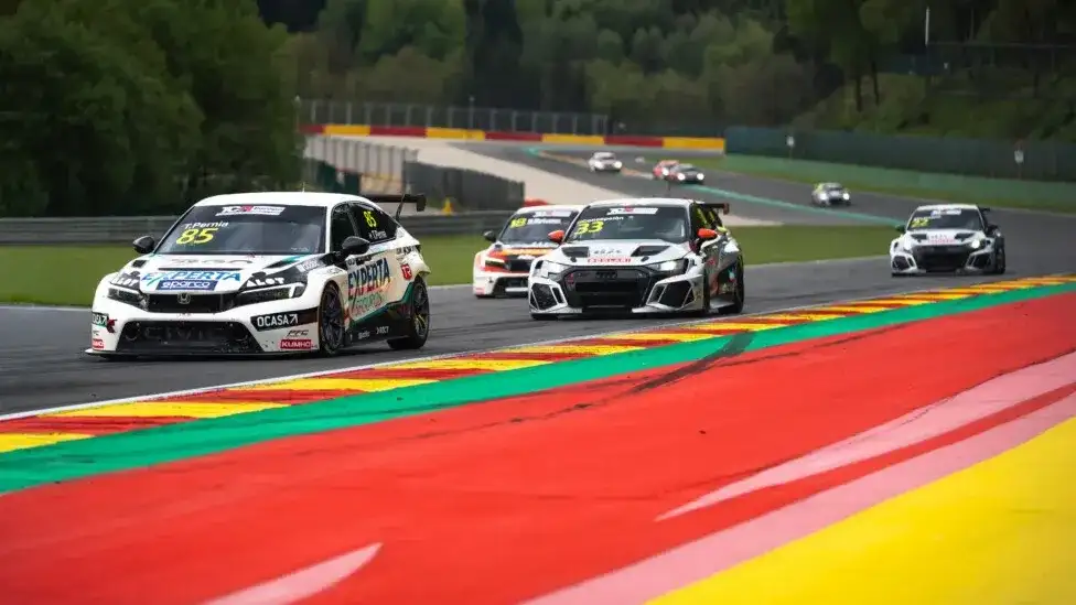 Tiago Pernía (85) se lució en Spa-Francorchamps.