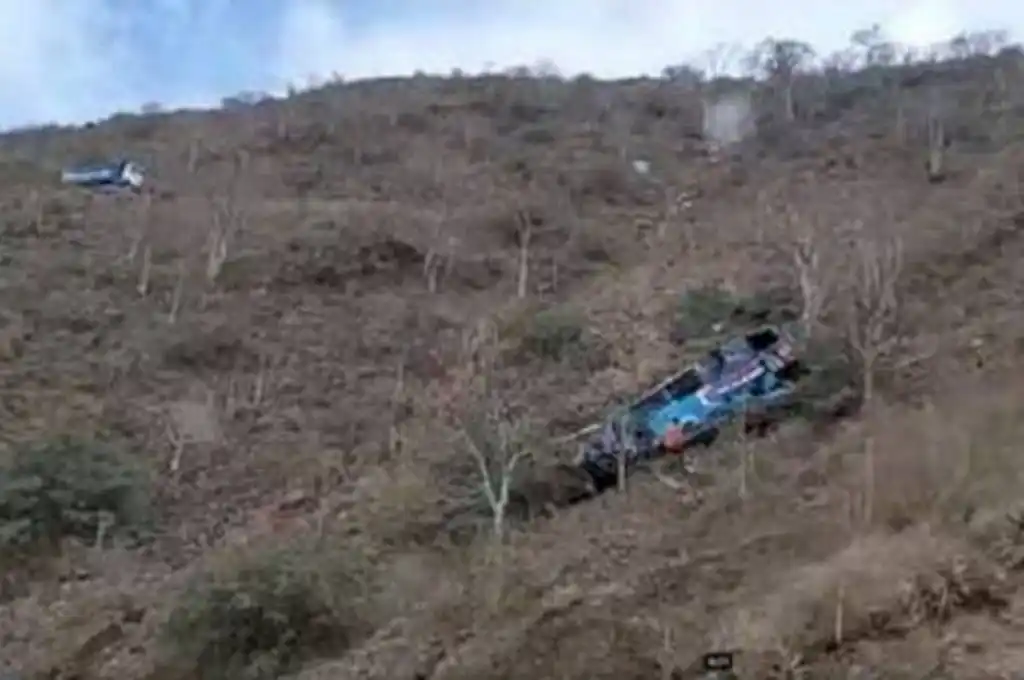 Mueren 17 personas en Perú tras la caída de un autobús a un abismo