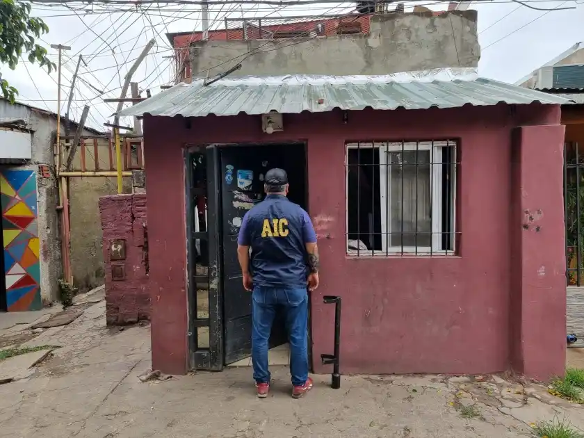 Un detenido tras allanamientos por el crimen en barrio Tablada
