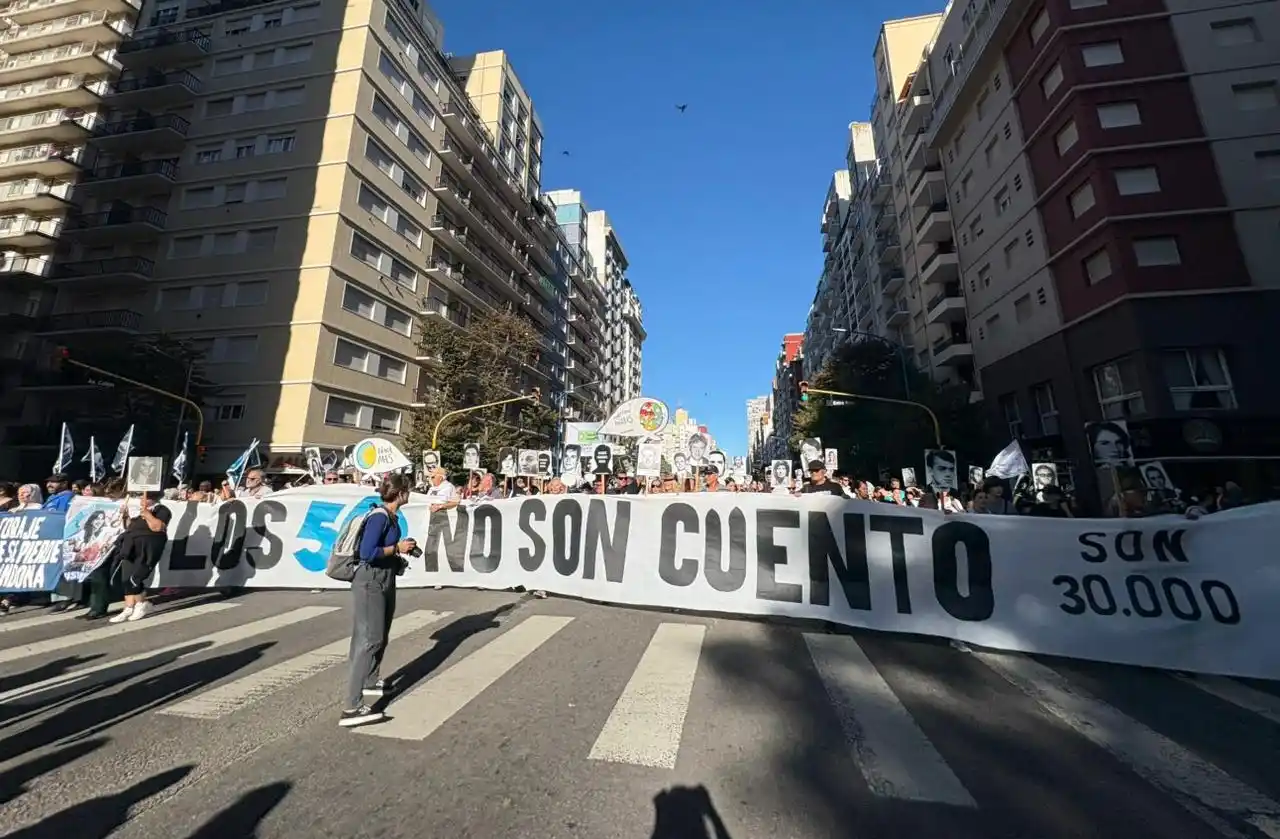 Desde temprano, columnas de organismos, agrupaciones estudiantiles, centrales sindicales, partidos políticos y vecinos autoconvocados comenzaron a reunirse en el punto de encuentro.