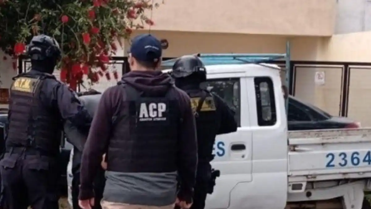Imputaron a un policía de rosario por robar armas y venderlas “al mejor postor”