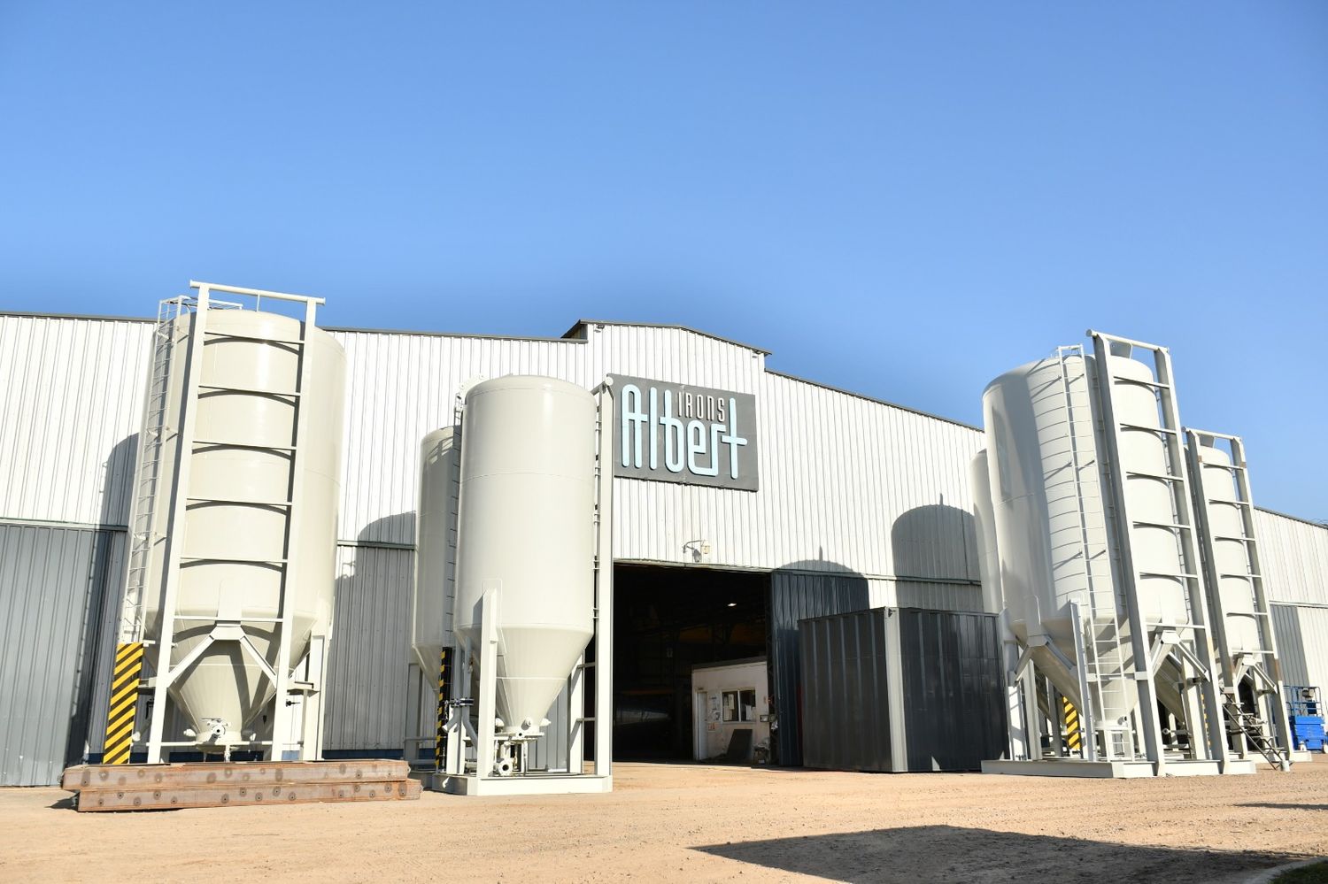 En el frente de la nave, silos de 22 y 60 metros cúbicos. Foto: Gentileza