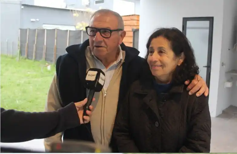 Argentino Hereñú, ganador de la casa de Sportiva, junto a su esposa.