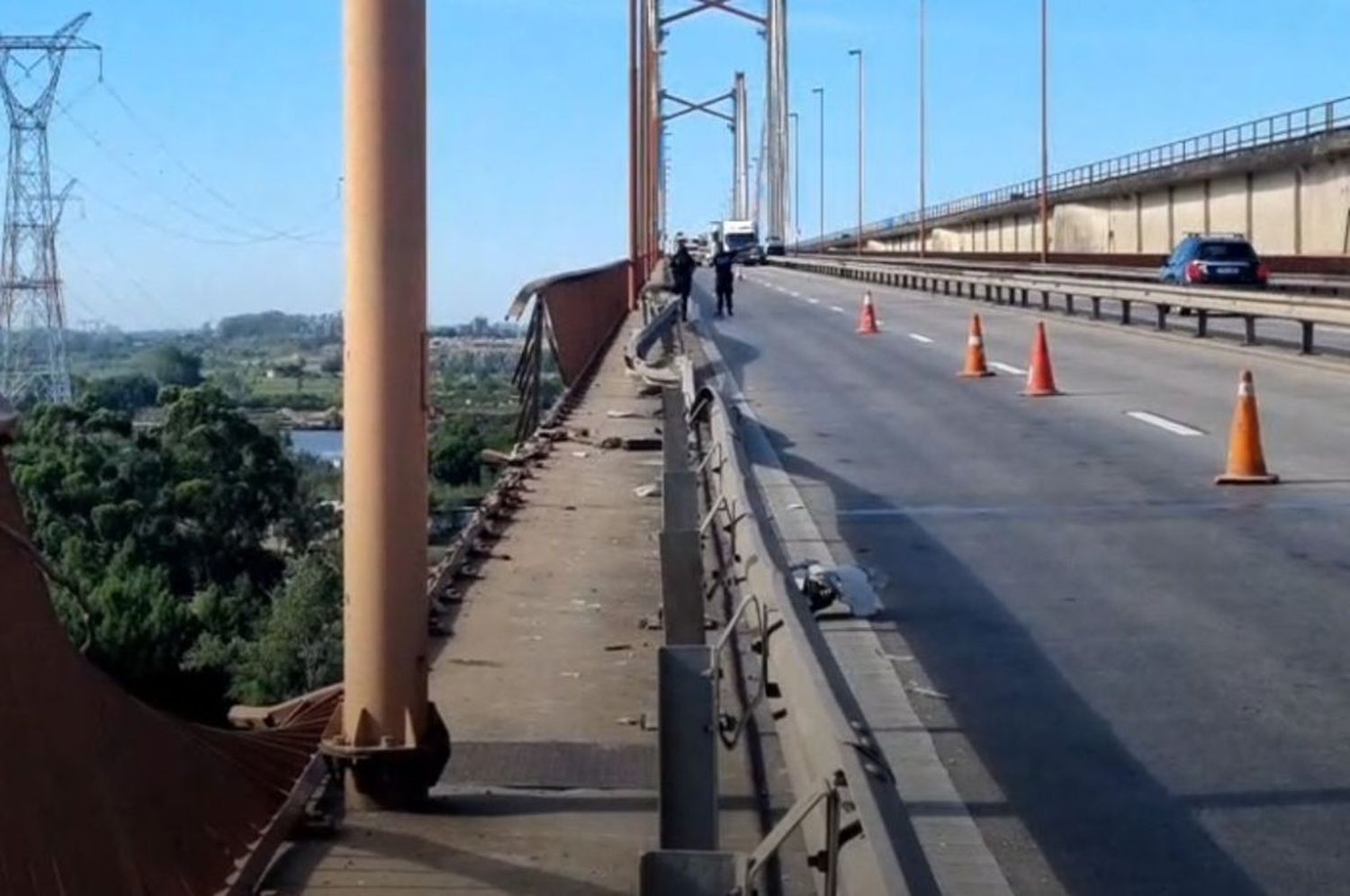 Puente Zárate-Brazo Largo: un camión de carga cayó al vacío y su conductor murió