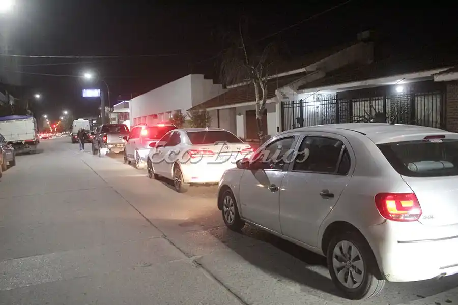 Largas filas en las estaciones de servicio