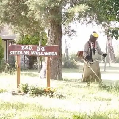 Aldea Asunción: mantenimiento en escuelas locales