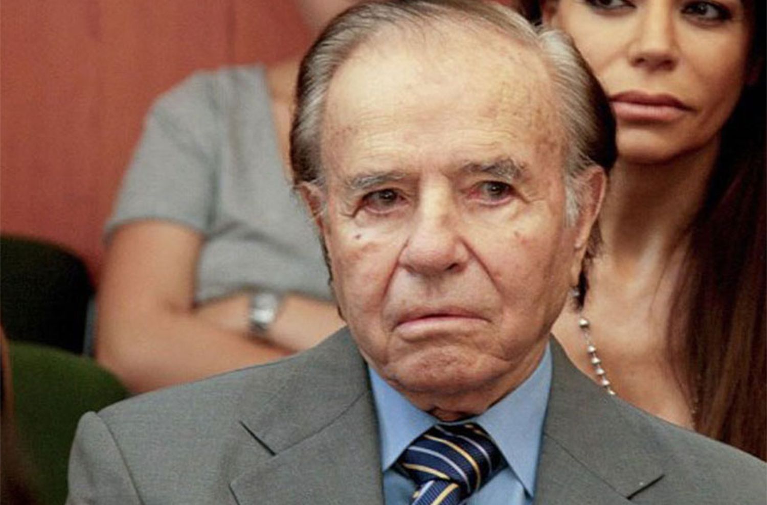 Carlos Menem sigue internado por una infección urinaria y le suministran antibióticos