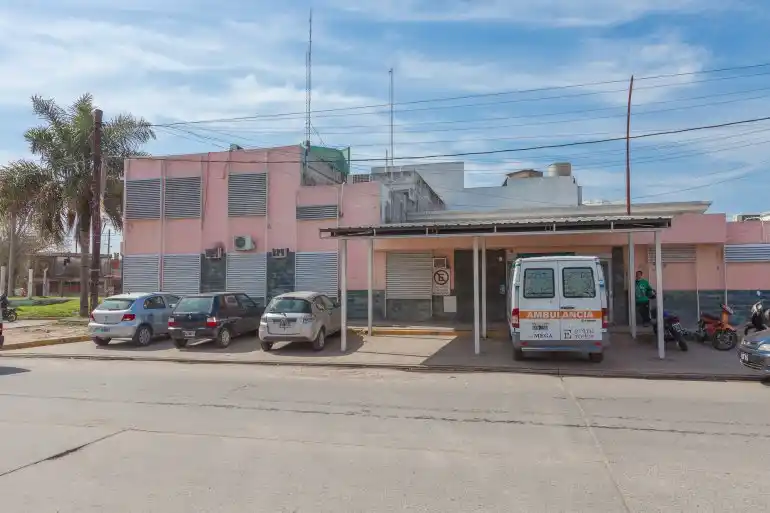 Le apuntaron con un arma en la cabeza a un empleado en un centro de salud