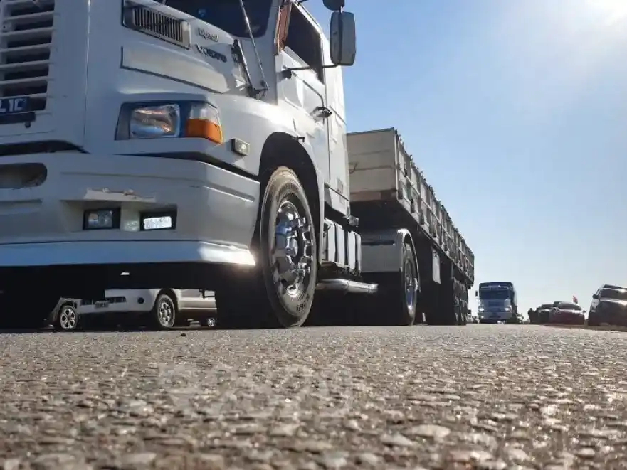 Camiones detenidos en la Ruta 12 generan caos en el acceso al Puerto Paraná Guazú de Brazo Largo