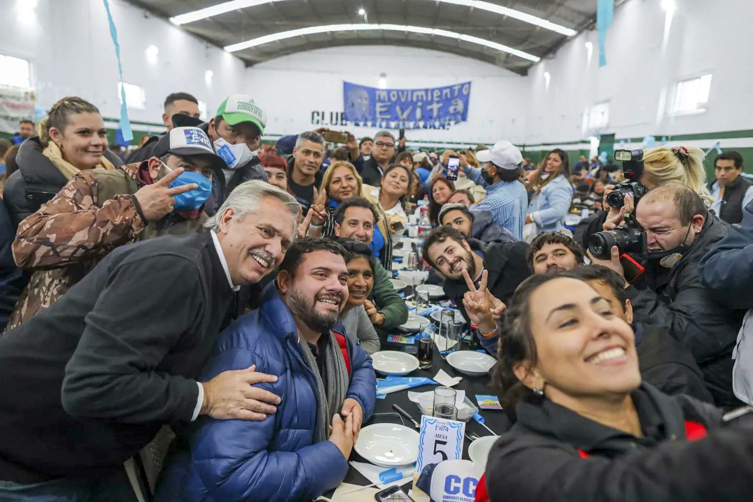 En un locro con trabajadores, Alberto Fernández pidió “estar unidos” y cantó