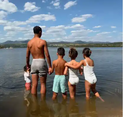 La familia optó por un lugar con naturaleza para festejar el cumpleaños de sus hijos/ @georginagio