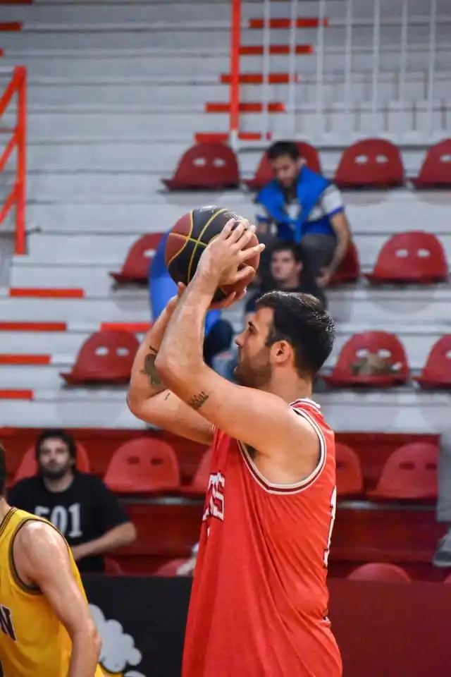 Atenas, con Zulberti, ganó y se llevó la fase regular